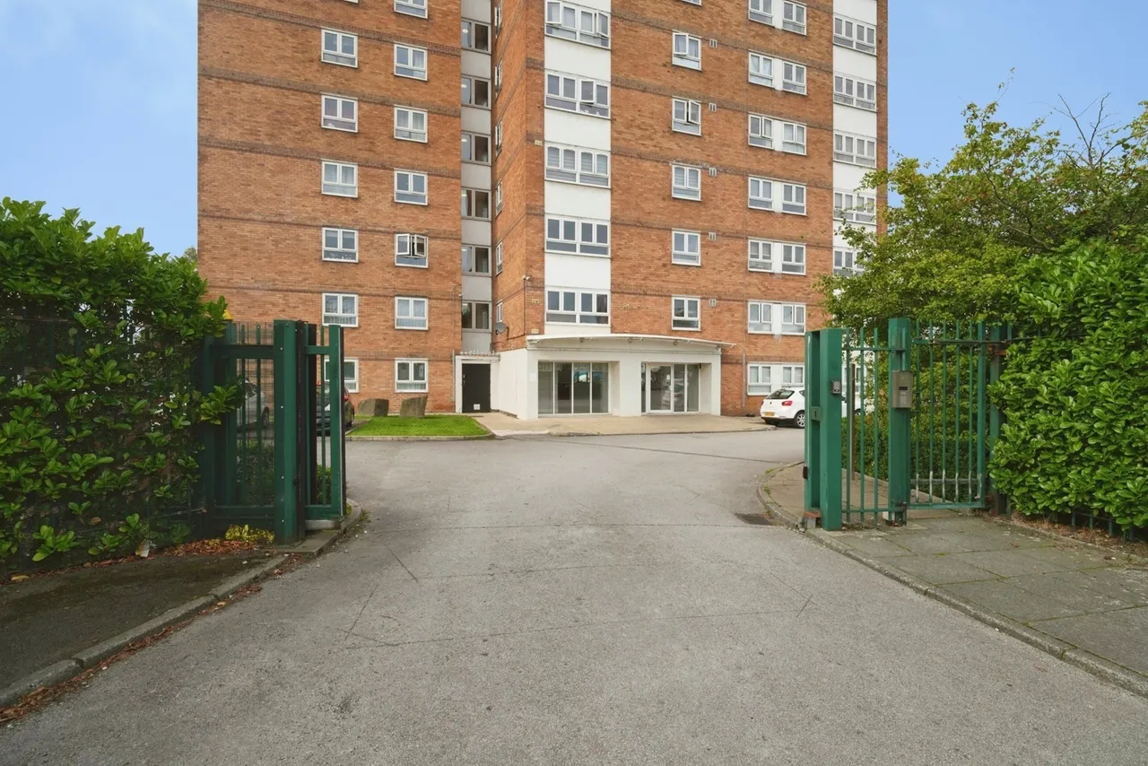 2 bed flat for sale, Highclere Avenue, Salford, M7