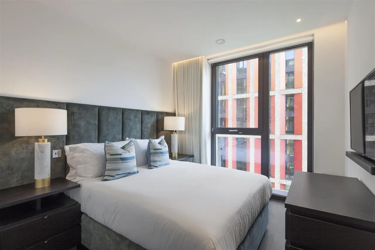 4 Charles Clowes Walk, Nine Elms, London, SW11 7AG, photo 3