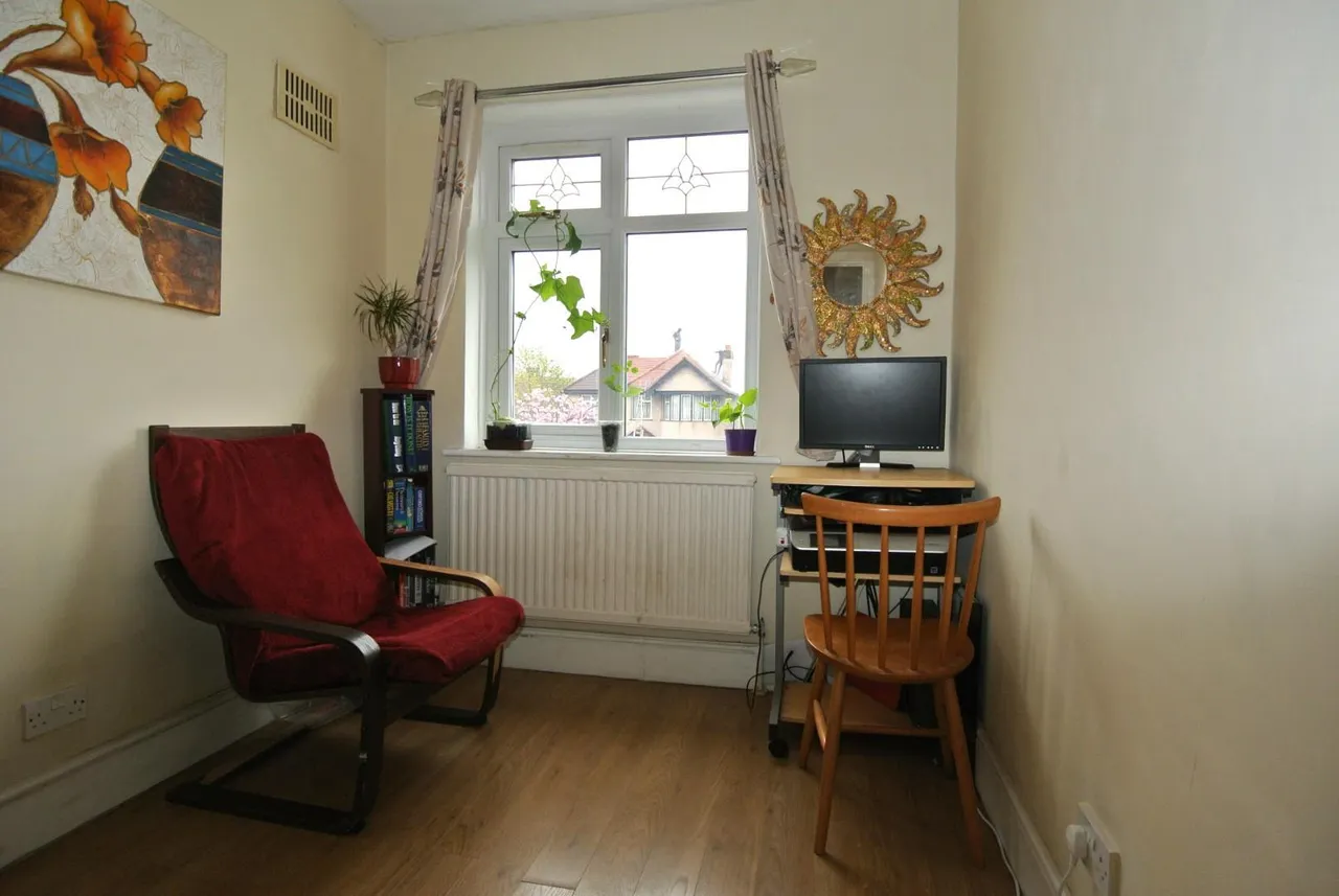 Harlington Road East, Feltham, TW13 5BW, photo 8