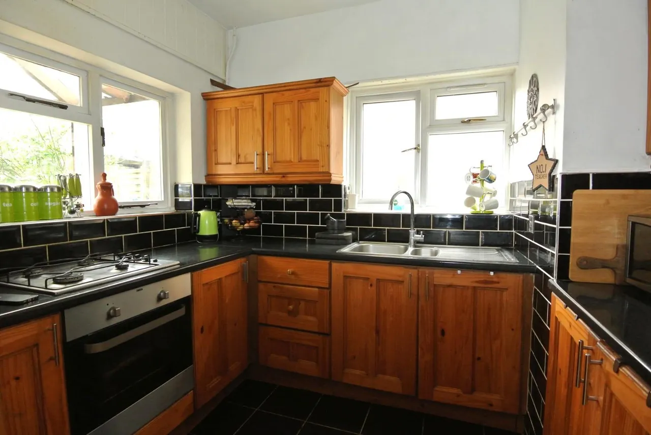 Harlington Road East, Feltham, TW13 5BW, photo 4