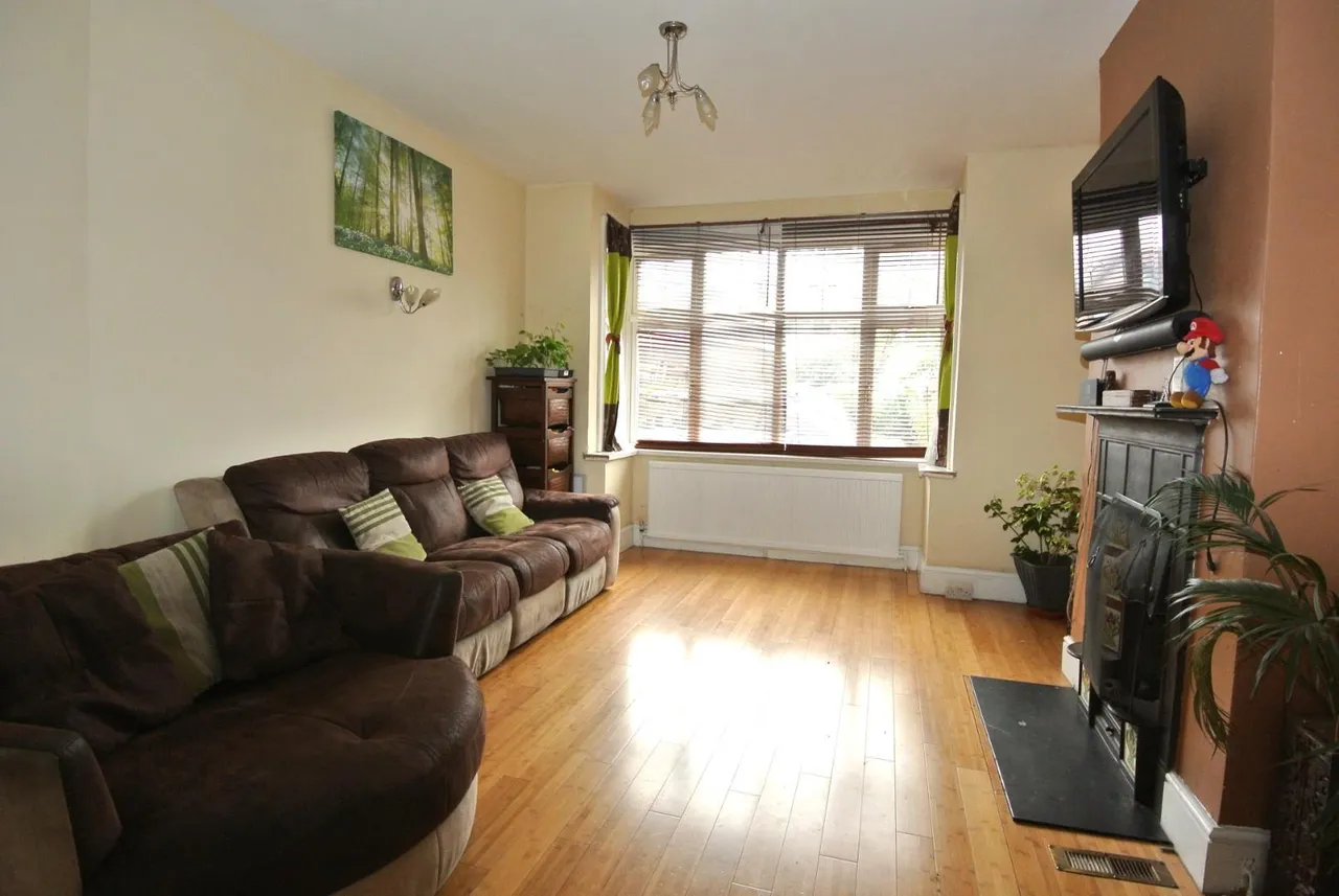 Harlington Road East, Feltham, TW13 5BW, photo 2