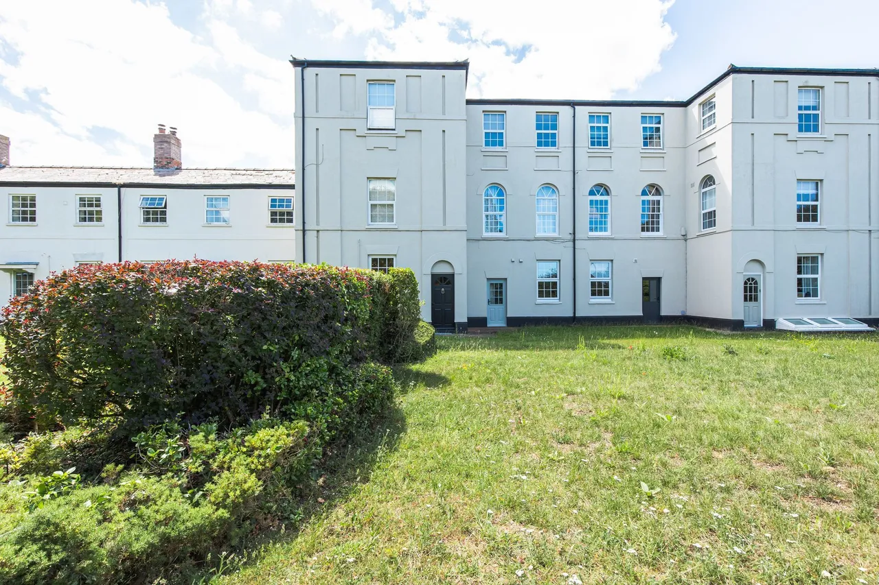 Two Bedroom Ground Floor Apartment in, photo 13