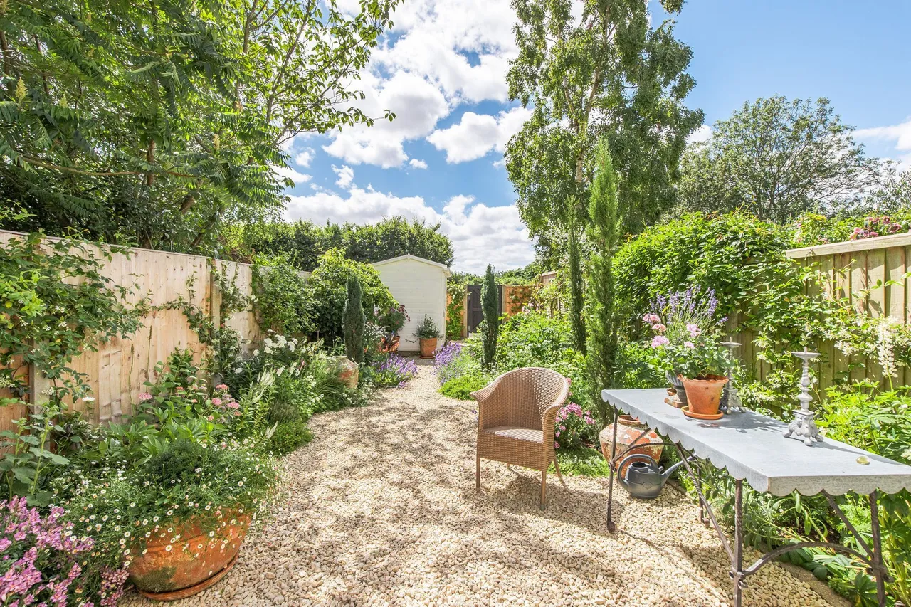 2 bed flat for sale, Two Bedroom Ground Floor Apartment in