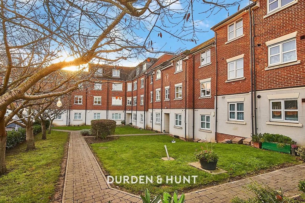 2 bed flat for sale, Valley Hill, Loughton, IG10