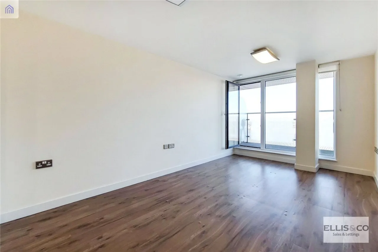 2 bed flat to rent, The Green, Southall, UB2