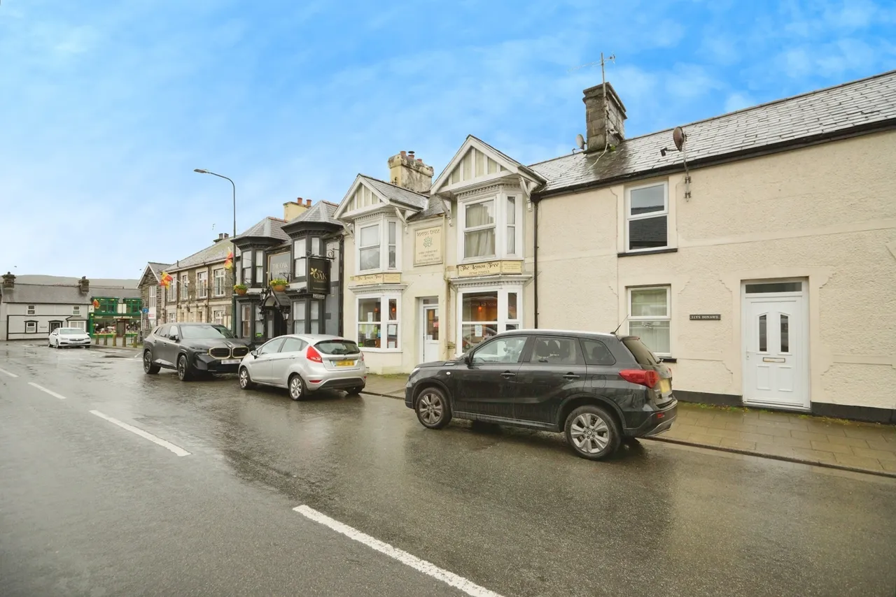 4 bed house for sale, High Street, Penrhyndeudraeth, LL48