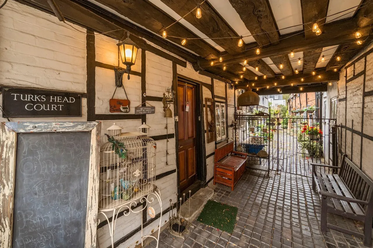 Turks Head Court, Eton, photo 16