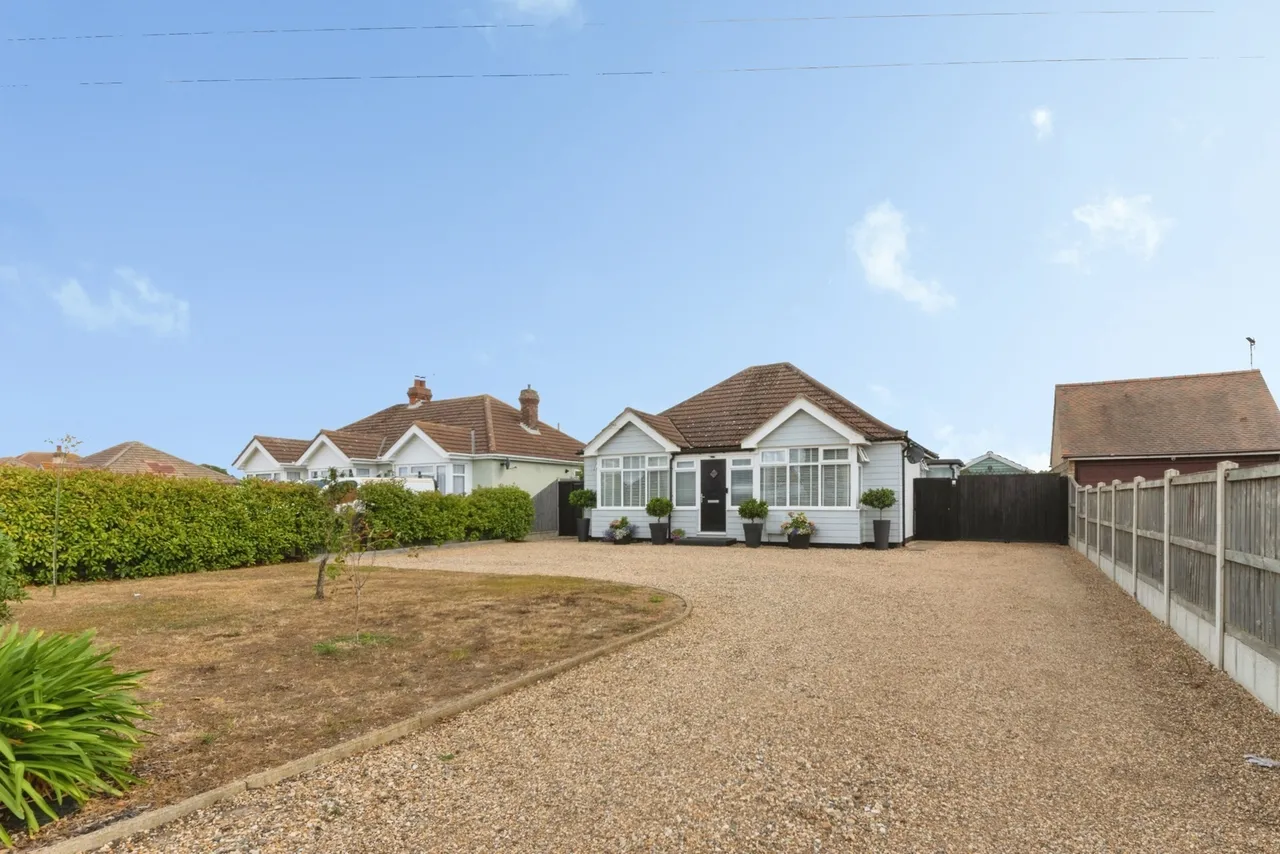 2 bed house for sale — Thorpe Road, CLACTON-ON-SEA, Essex, CO15