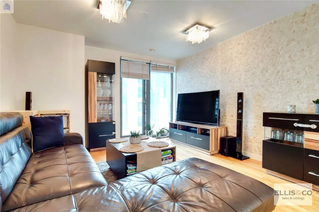 High Road, Wembley, HA9, photo 2