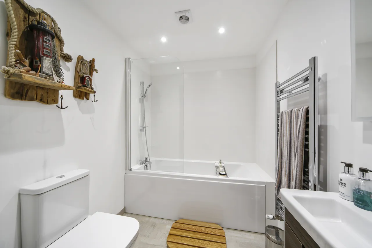 London Street, Chertsey, KT16, photo 6
