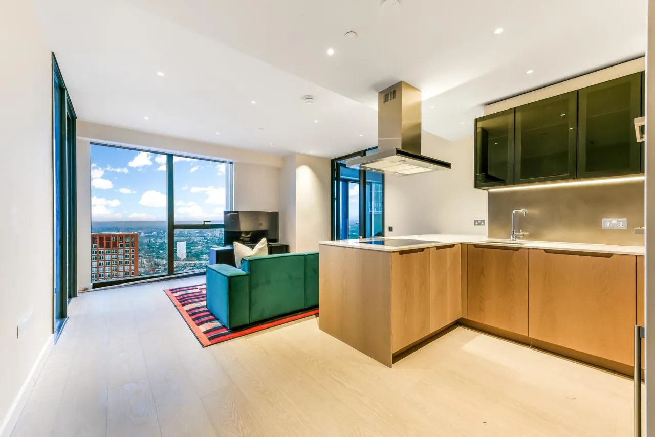 2 bed flat to rent, Nine Elms Lane, London, SW8