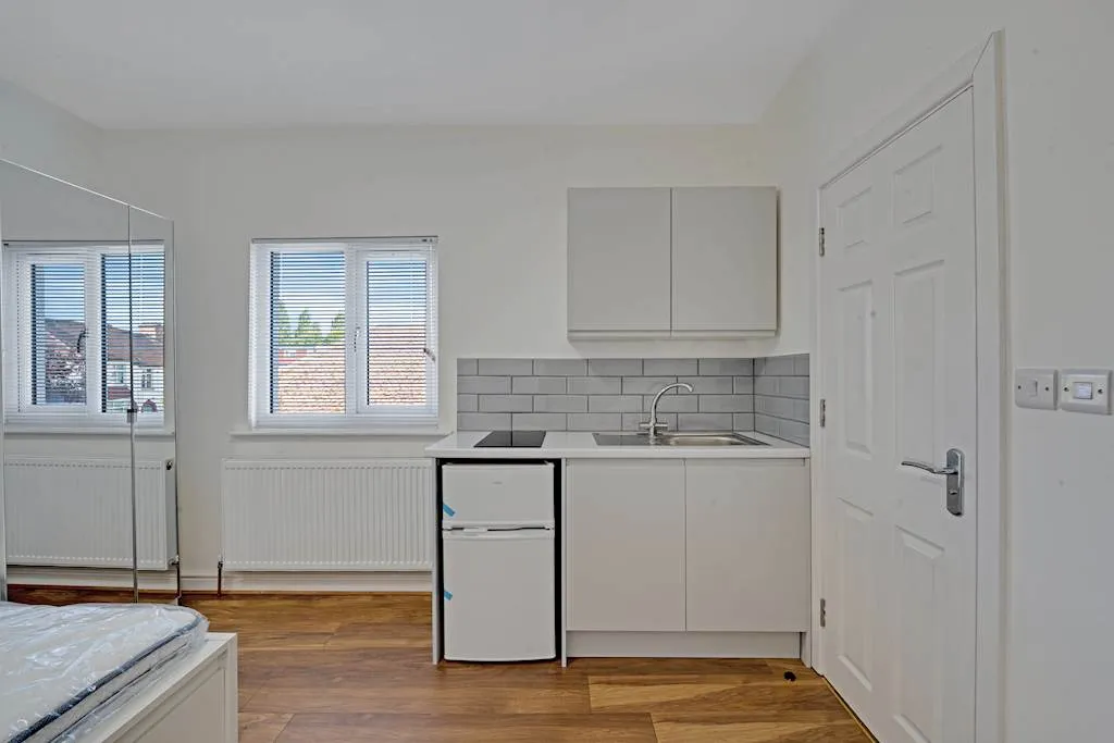 The Grove, Greenford, UB6, photo 2
