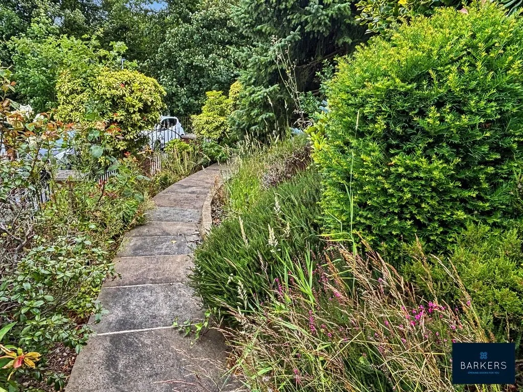 Woodhall Drive, Batley WF17 7SW, photo 17
