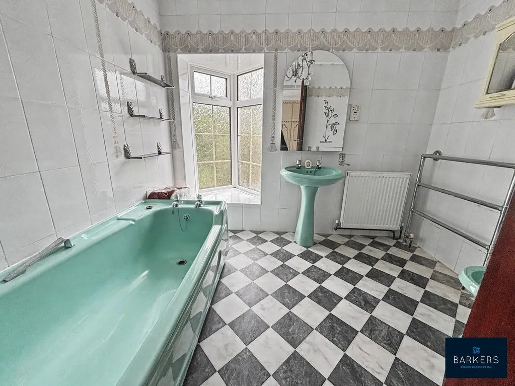 Woodhall Drive, Batley WF17 7SW, photo 12