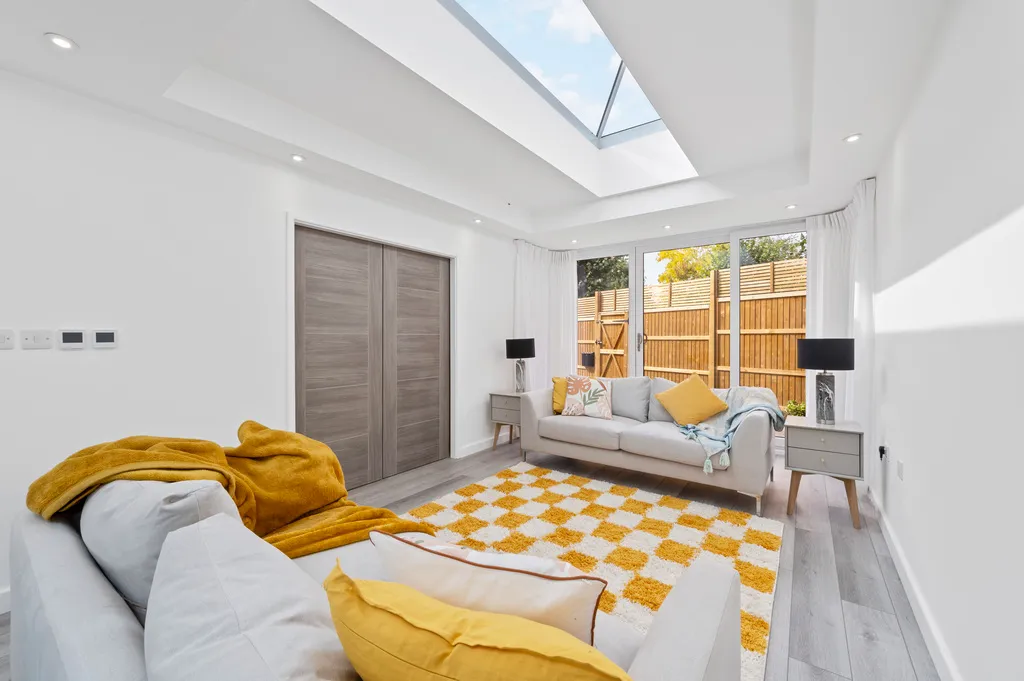 2 bed house to rent, Durham Road, London, SW20