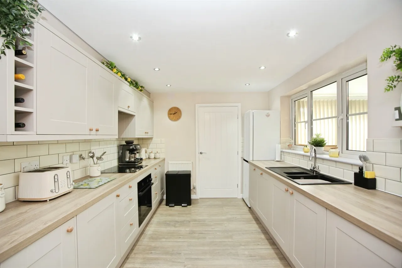 Poets Way, Pontyclun, CF72, photo 4