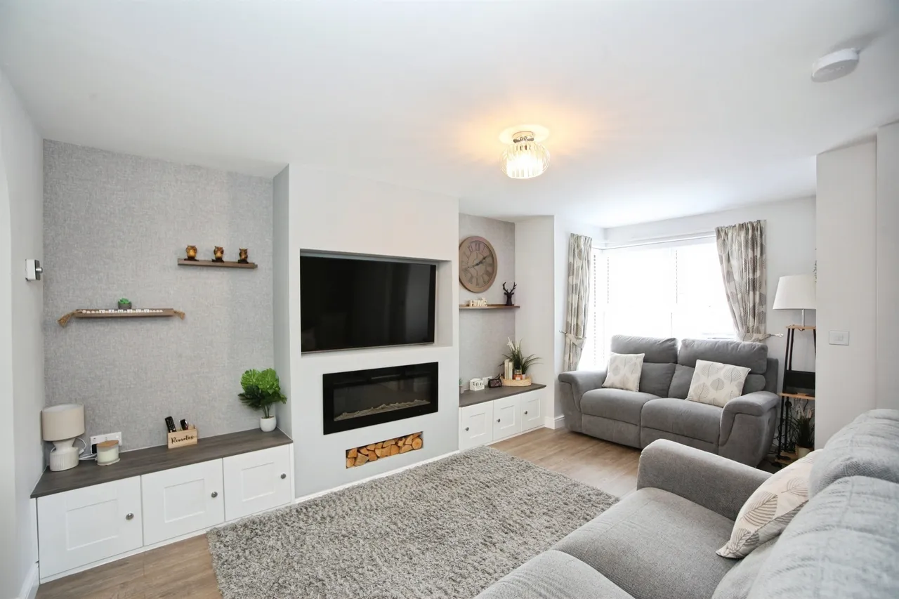 Poets Way, Pontyclun, CF72, photo 3