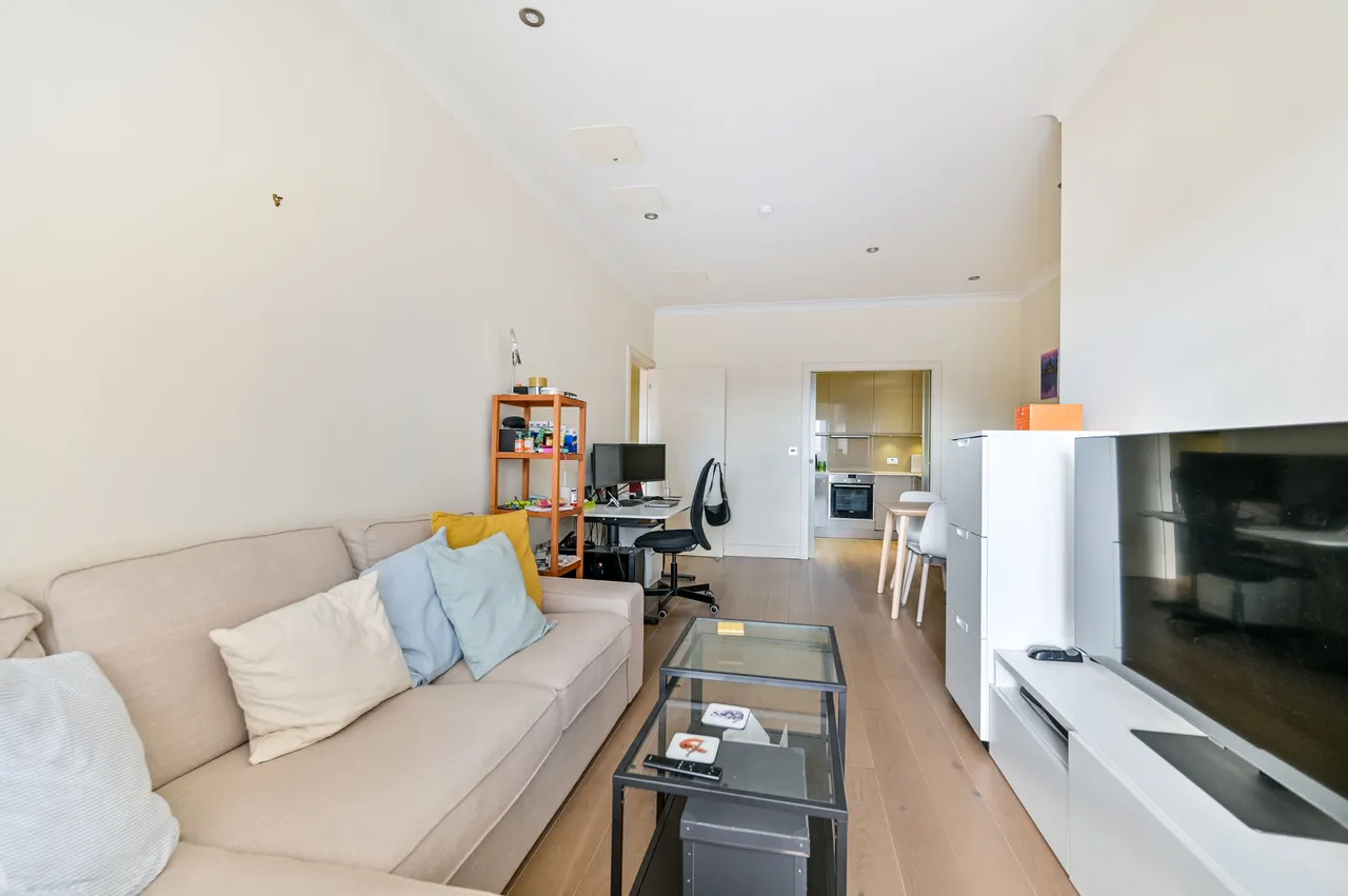 Flat 3 Park House, 4 High Street, Teddington, photo 3