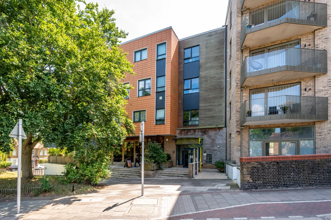 1 bed flat for sale — Flat 3 Park House, 4 High Street, Teddington
