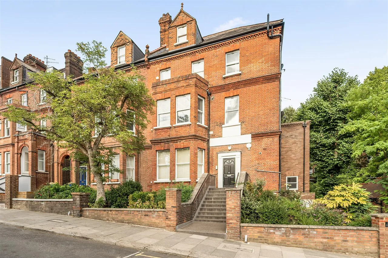 2 bed flat to rent, Frognal, London, NW3