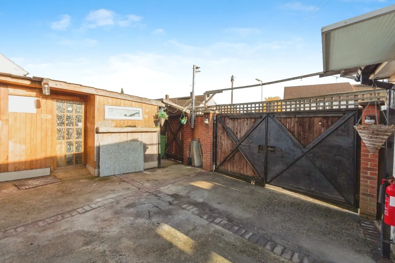 Perring Avenue, Farnborough, GU14, photo 11