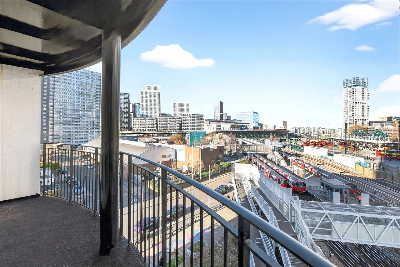 Jupp Road, London, E15, photo 17