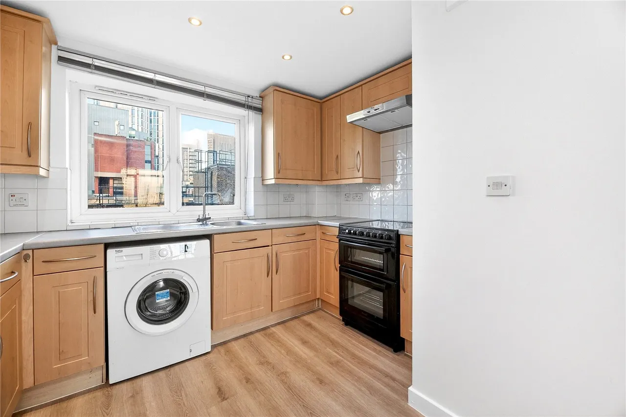 Jupp Road, London, E15, photo 2