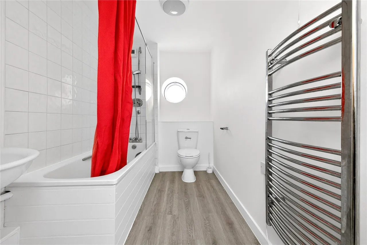 Jupp Road, London, E15, photo 16