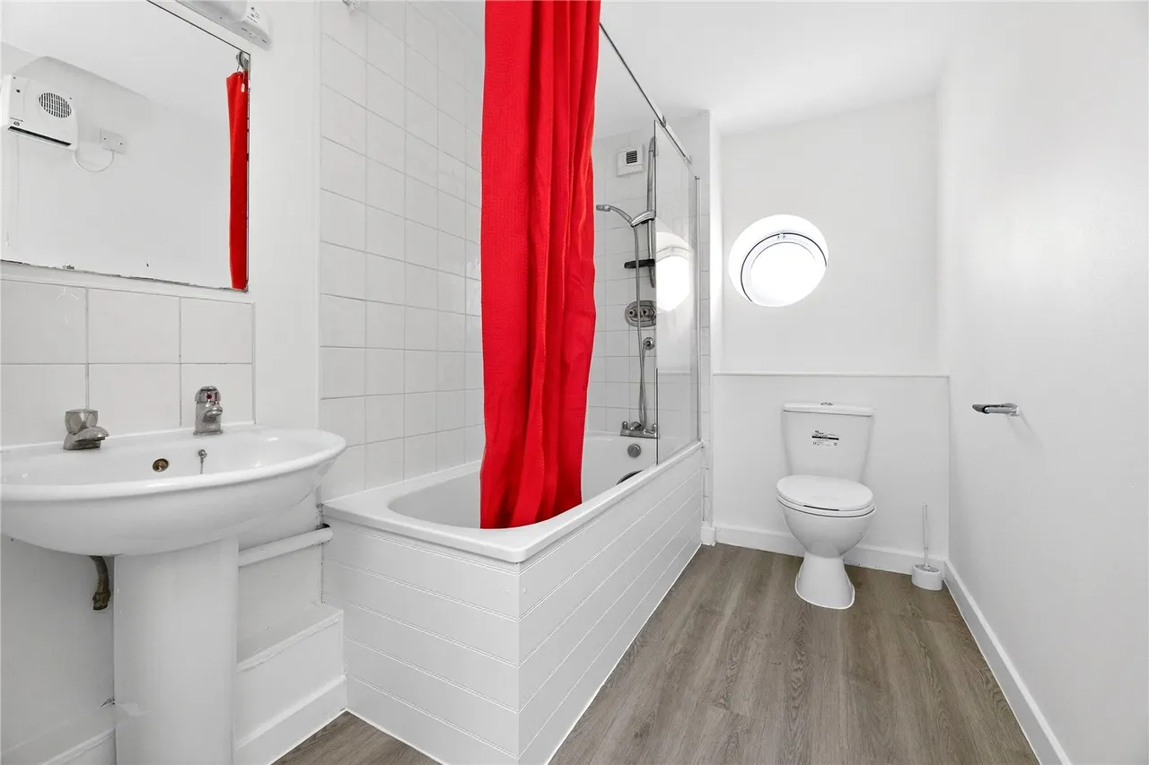 Jupp Road, London, E15, photo 15