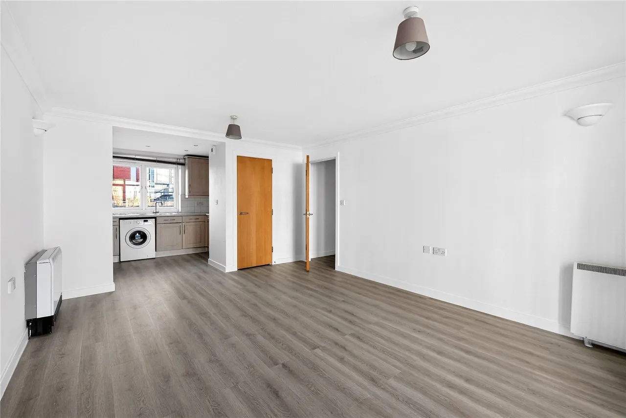 Jupp Road, London, E15, photo 3