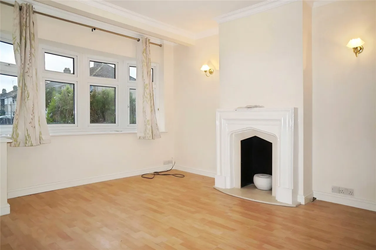 3 bed house to rent — Auriel Avenue, Dagenham, RM10