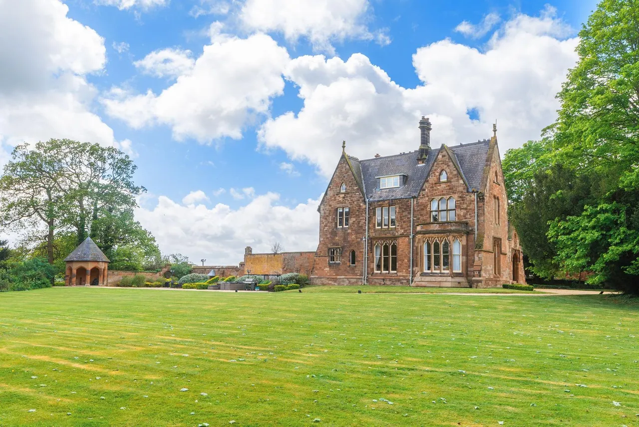Willaston Road, Thornton Hough, CH63, photo 43