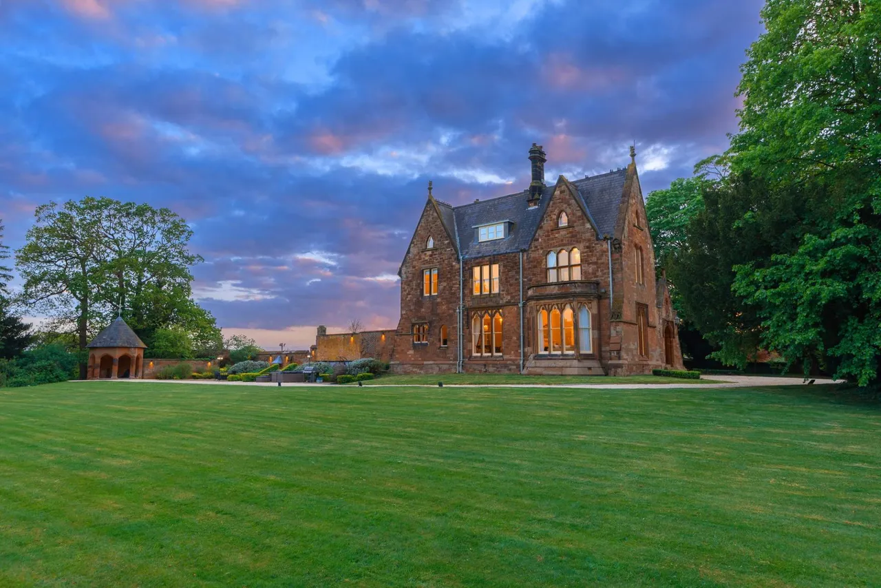 8 bed house for sale, Willaston Road, Thornton Hough, CH63