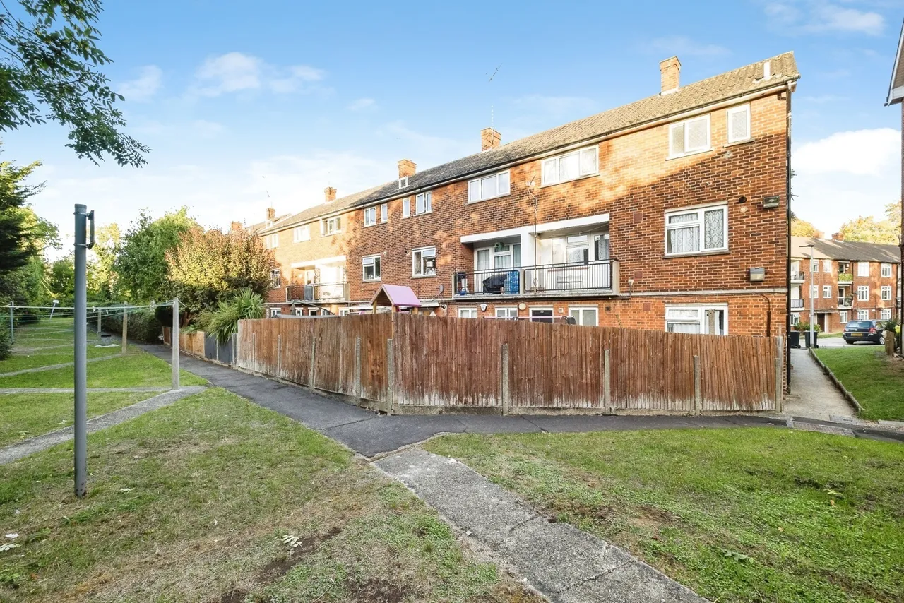 3 bed flat for sale, Croft Lodge Close, Woodford Green, IG8