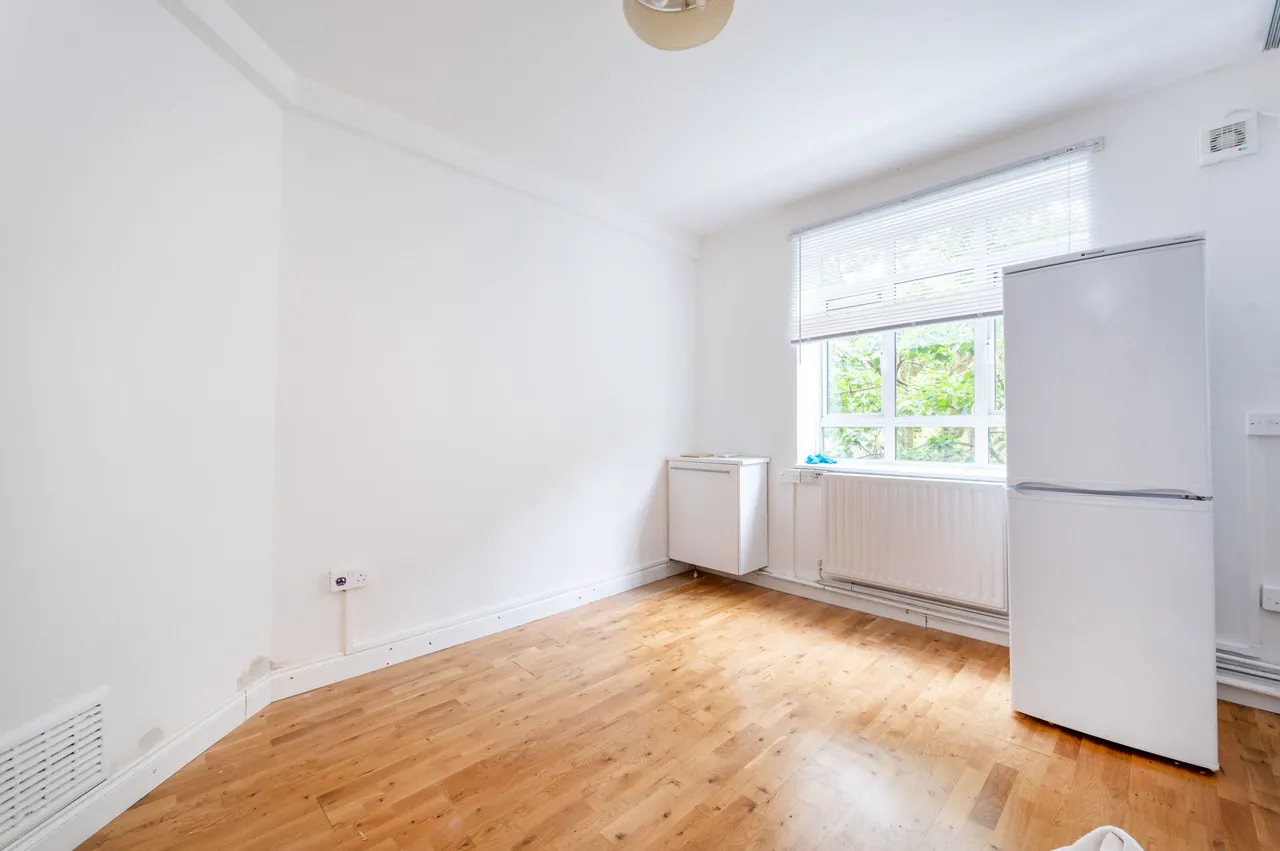 22 Winthrop House, White City Estate, London, photo 2