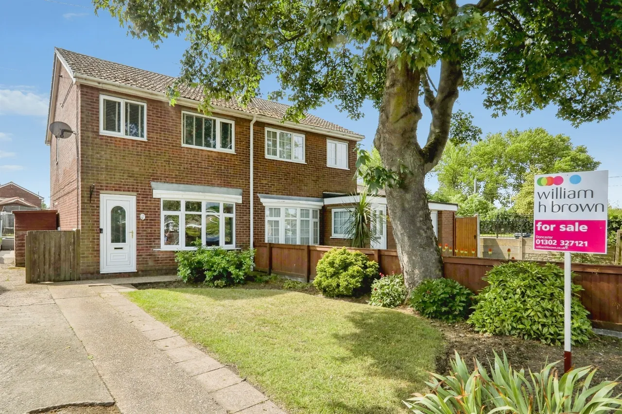 3 bed house for sale — Station Road, Rossington, Doncaster