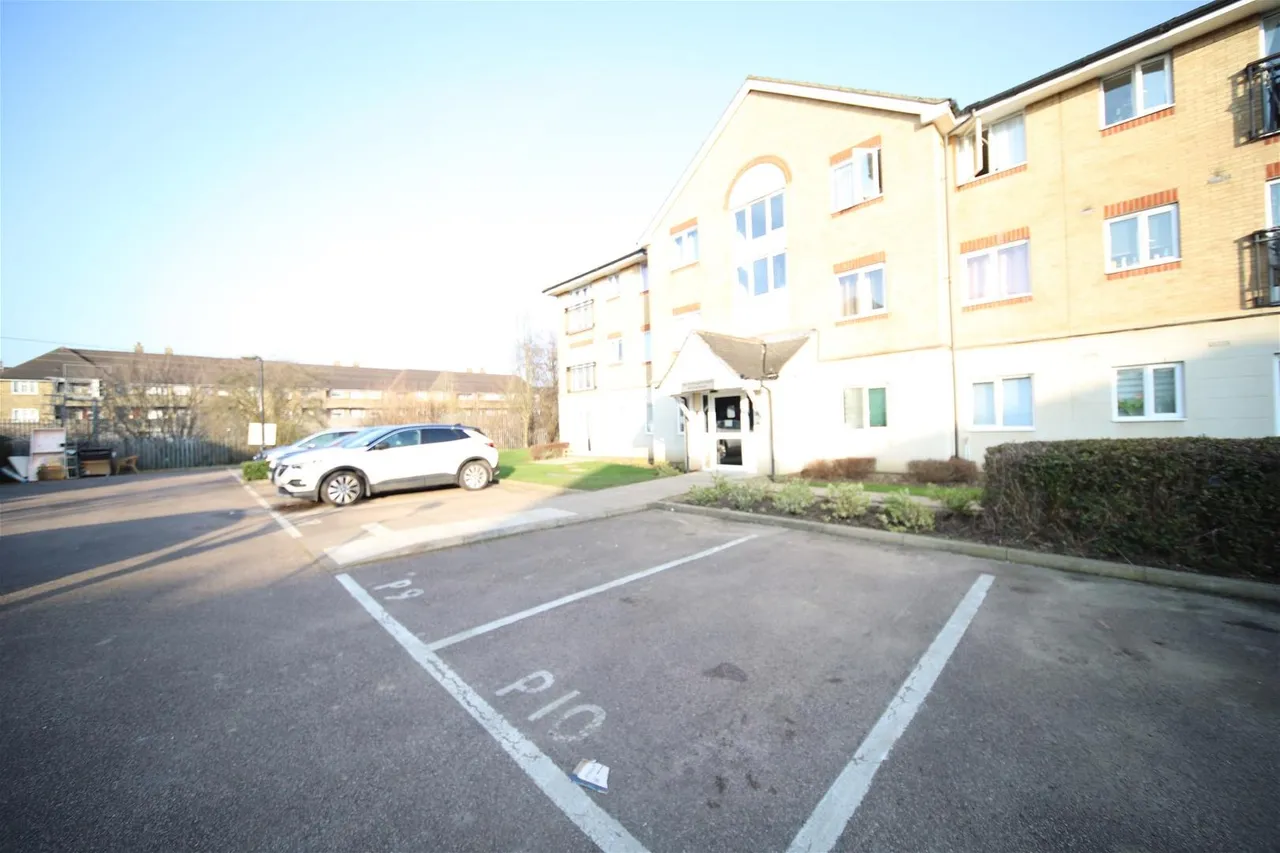 2 bed flat for sale — Tysoe Avenue, Enfield EN3 6FF