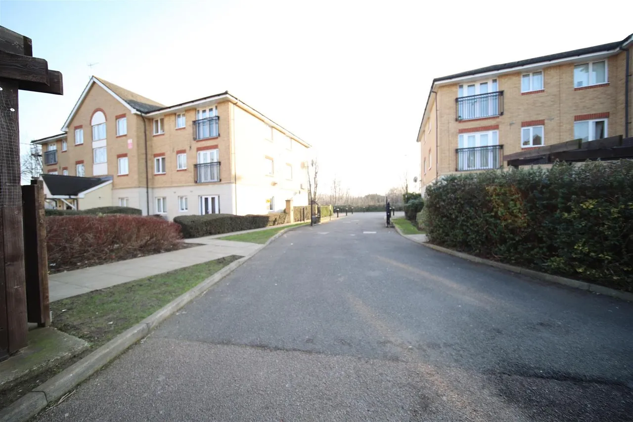 Tysoe Avenue, Enfield EN3 6FF, photo 11