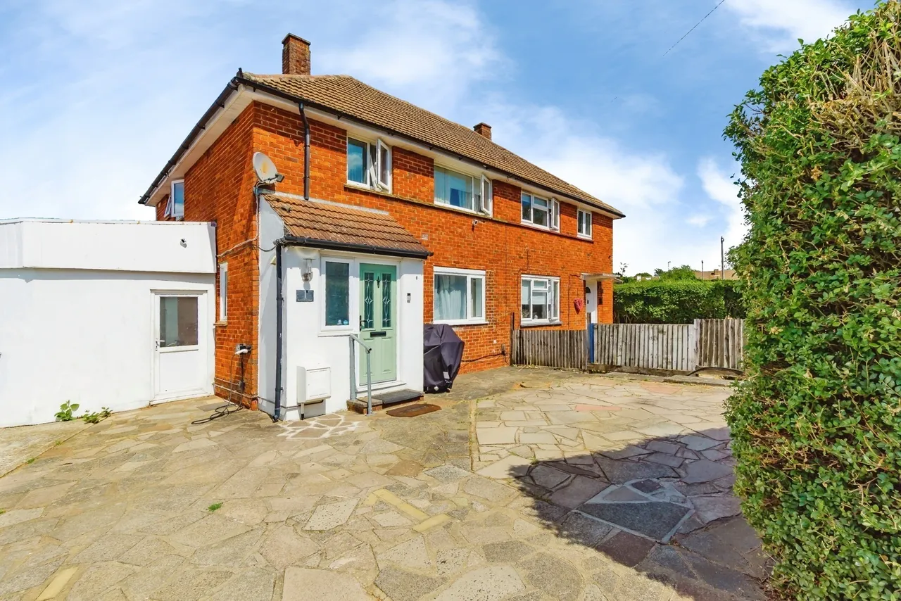 3 bed house for sale — Stowell Avenue, New Addington, Croydon, CR0
