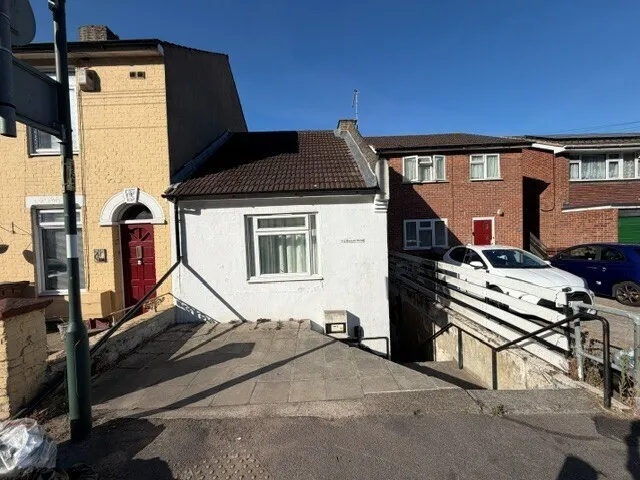 3 bed property to rent, Beacon Road, Chatham, ME5