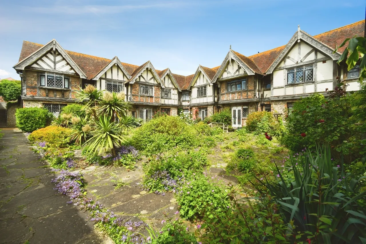 2 bed flat for sale, Dean Court Road, Rottingdean, BN2