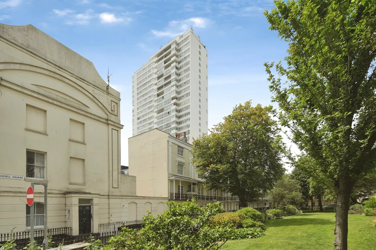3 bed flat for sale — Sussex Heights, Brighton