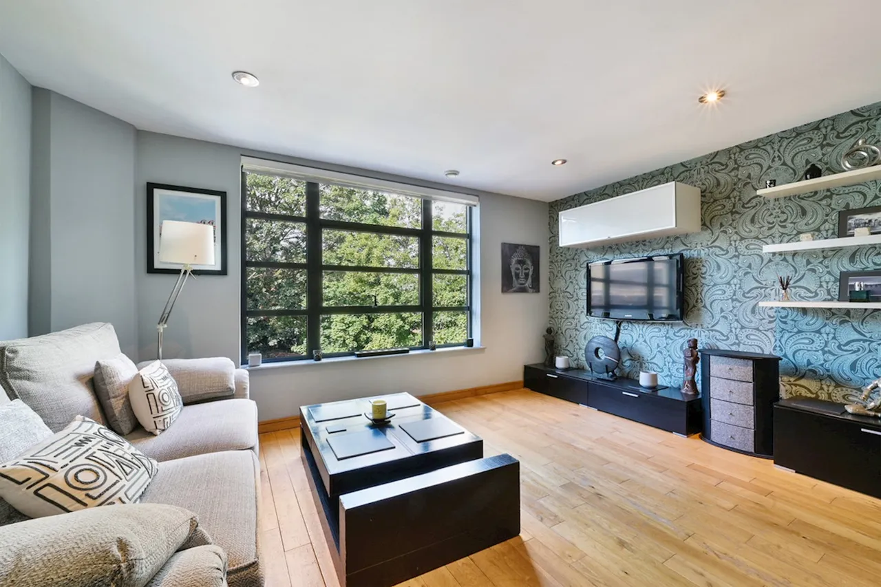2 bed flat for sale, Station Crescent, Blackheath