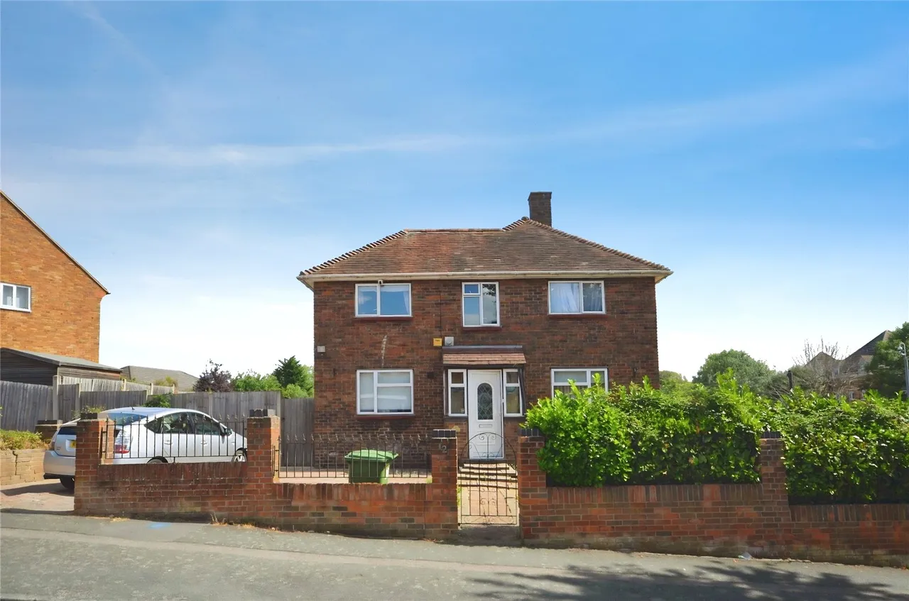 3 bed house to rent — Woodbridge Lane, Romford, Essex, RM3