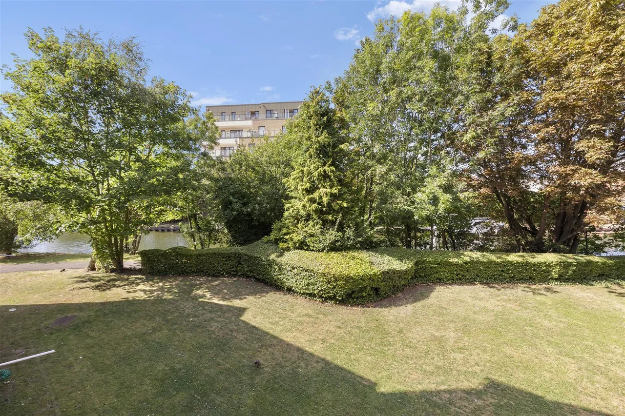 Burket Close, Norwood Green, photo 10