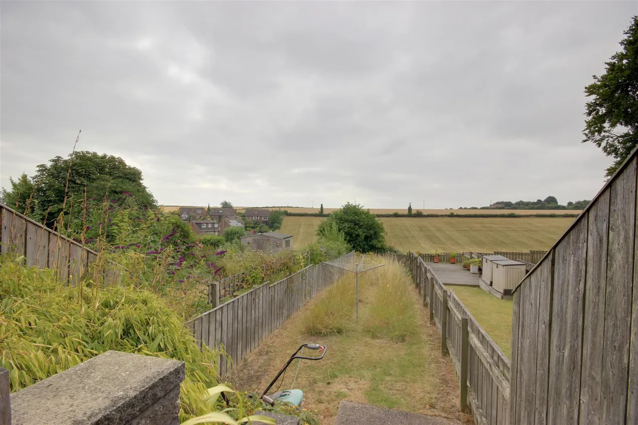 Old Village Road, Little Weighton, photo 6
