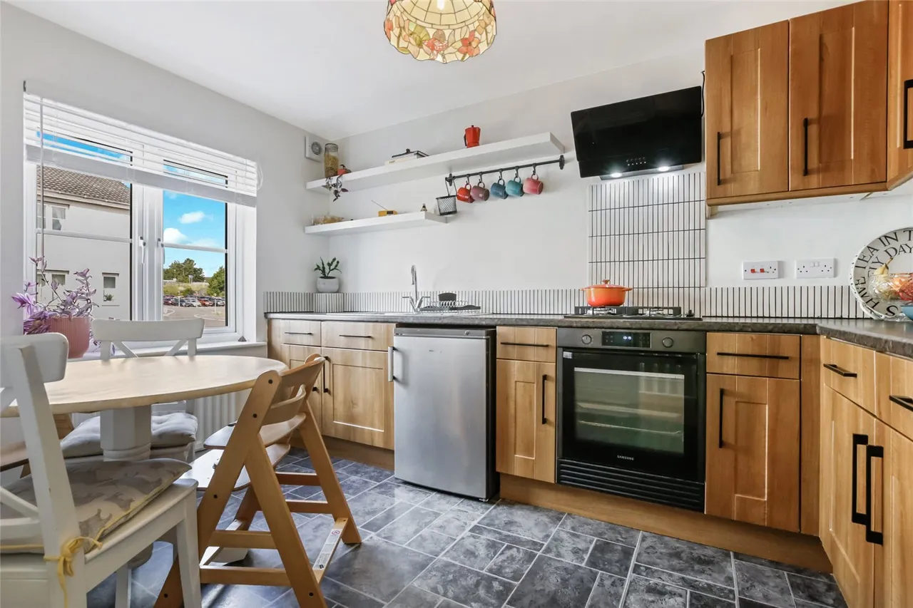 Queens Crescent, Livingston, EH54, photo 5
