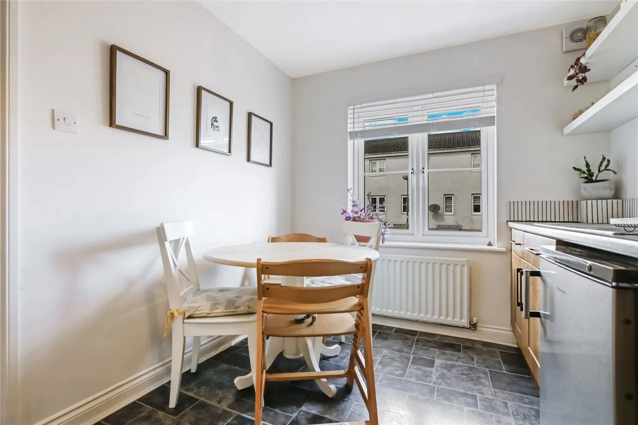 Queens Crescent, Livingston, EH54, photo 6