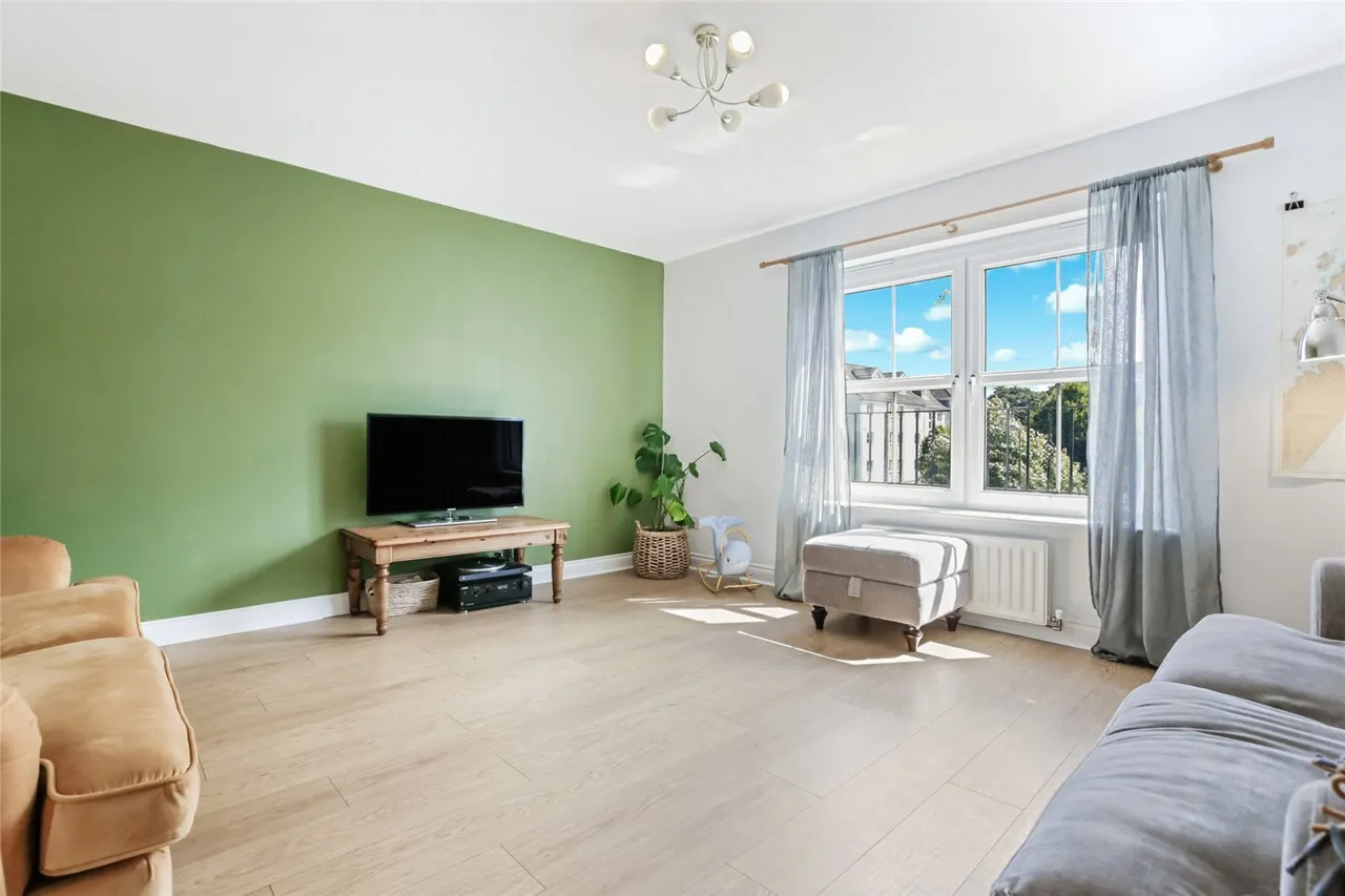 Queens Crescent, Livingston, EH54, photo 3
