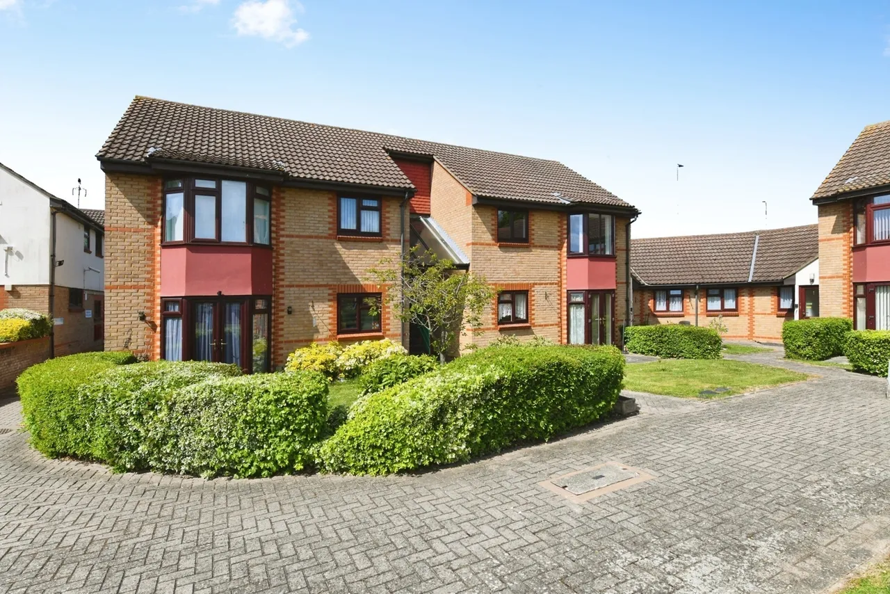 2 bed flat for sale — Brackendale Court, Basildon, Essex, SS13